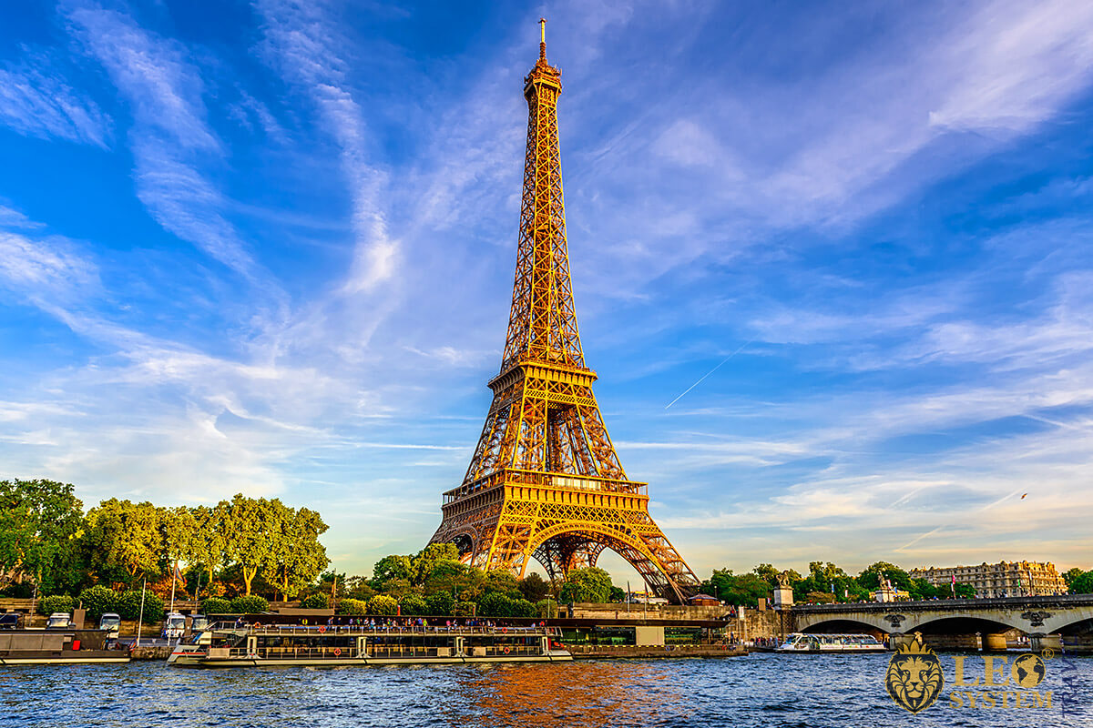 Image of the Eiffel Tower in Paris, France