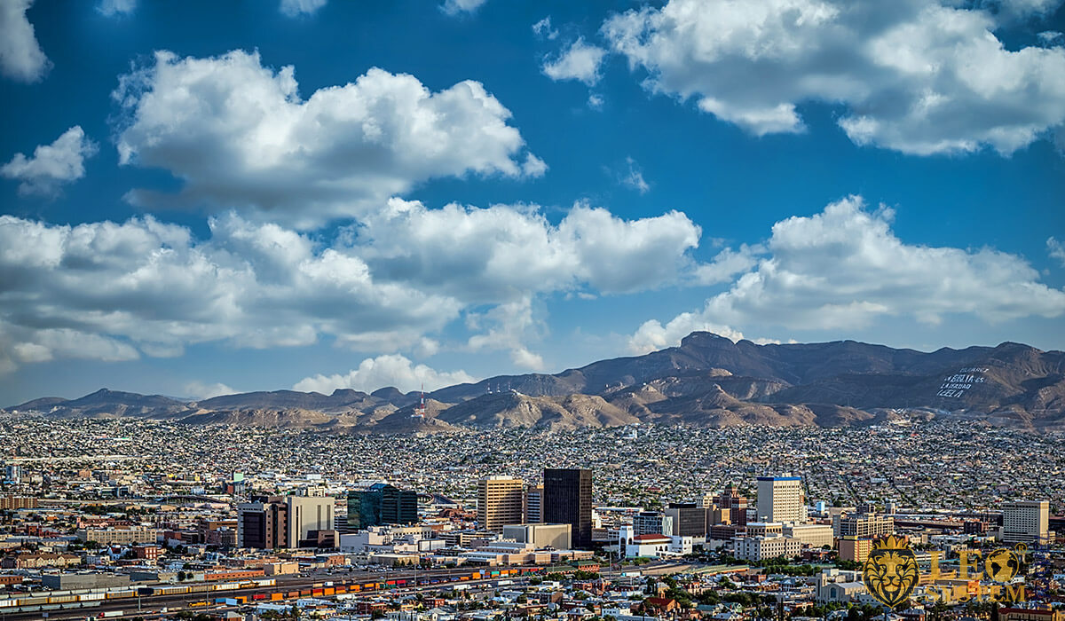 Panoramic view of mountains and buildings in Ciudad Juárez, Mexico