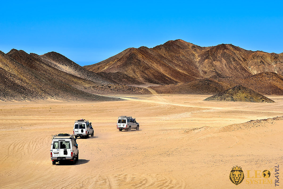 Image of SUVs that drive through the Sahara Desert, Egypt