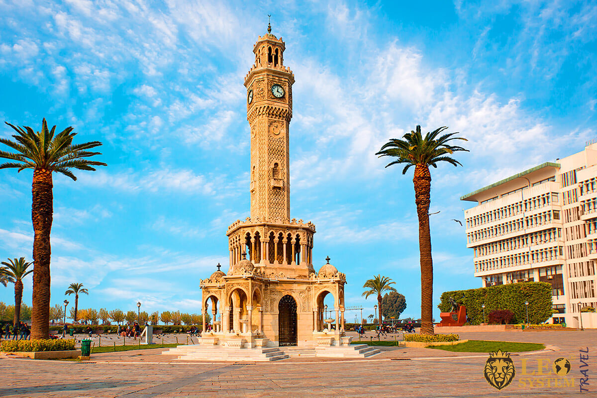 Image of the famous clock tower in Izmir