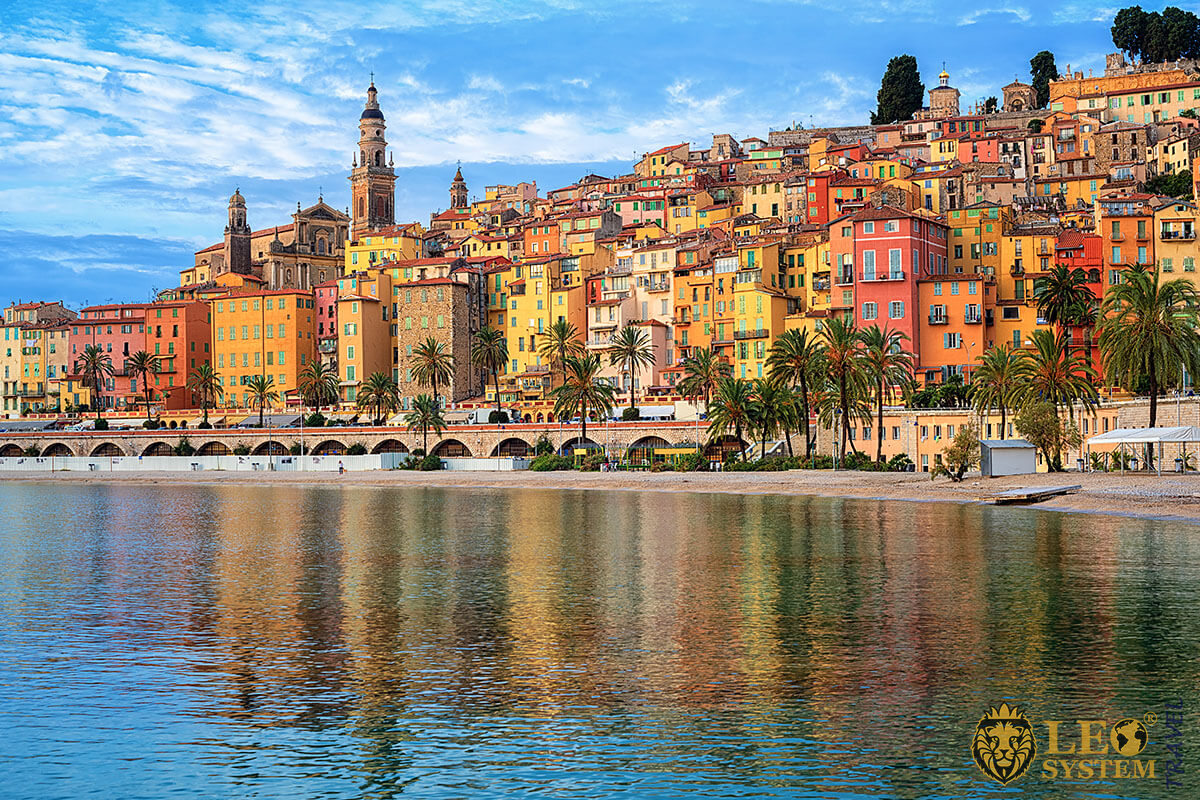Image of the coastline and many city buildings in Nice