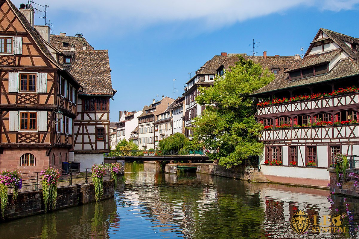 Image of the architecture of the city of Strasbourg on a bright day