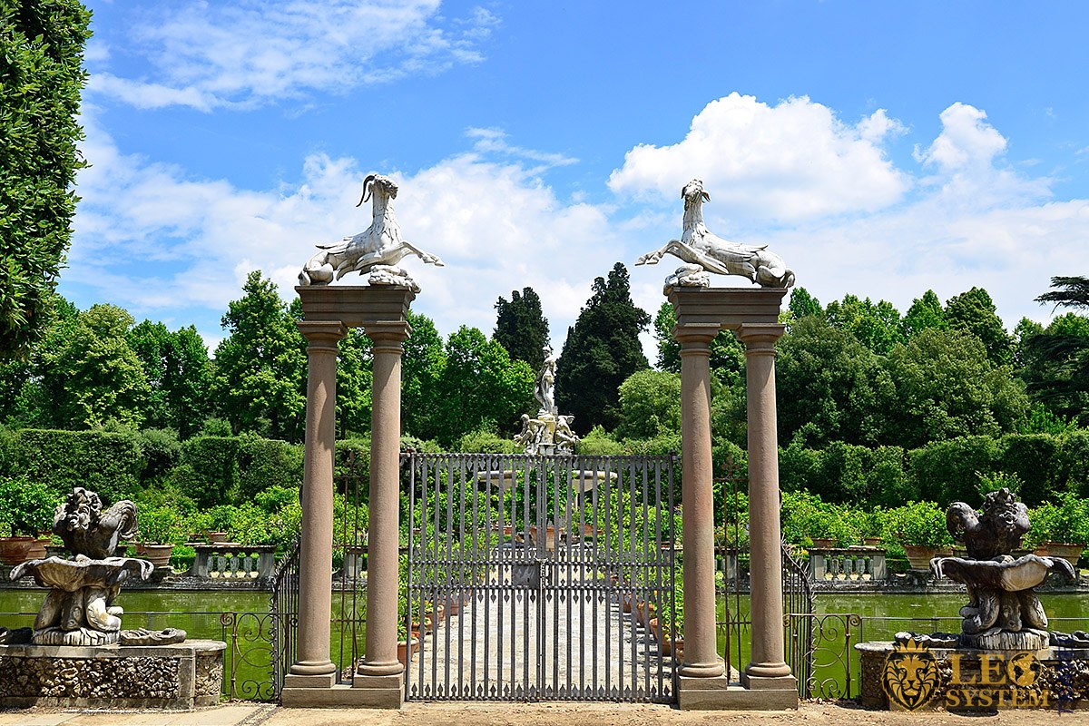 Image of the entrance to the historic Boboli Garden, Florence, Italy