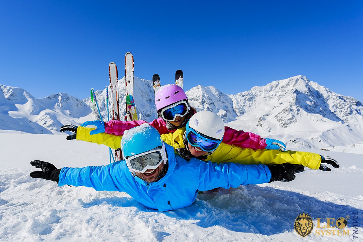 Image of a happy family in a ski resort